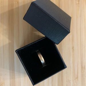 Beautiful 4mm 14kt gold band in excellent condition.